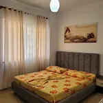 Side Two-bedroom 아파트